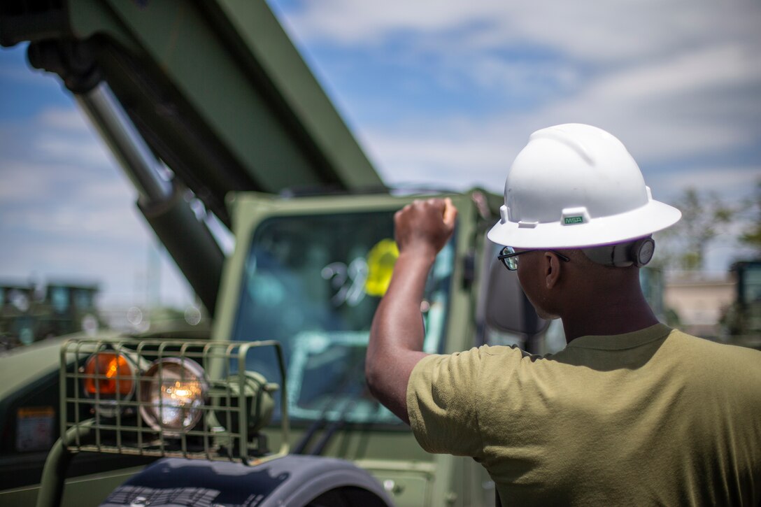 Task force Marines deploying to Latin America conduct small boat training