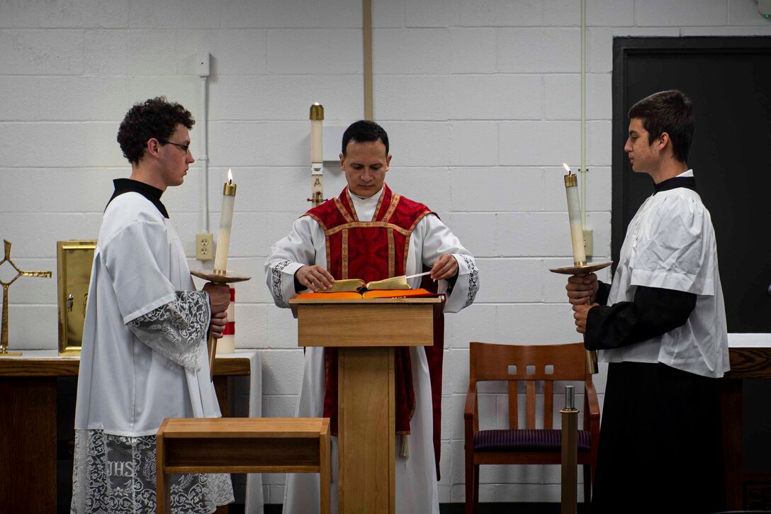 Photo of a Reverend saying a prayer.
