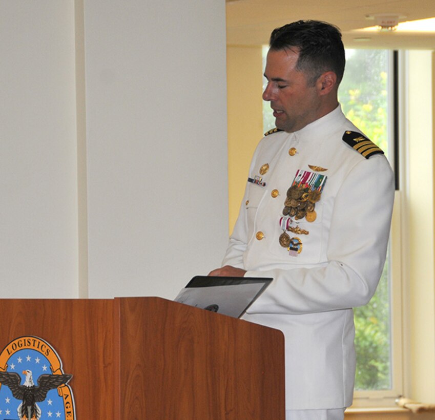 Cmdr. Klemm speaks to his team at his retirement ceremony