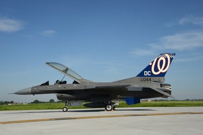 D C Jet Painted With Mlb S Nats Logo At Iowa Paint Facility Washington Headquarters Services News Display