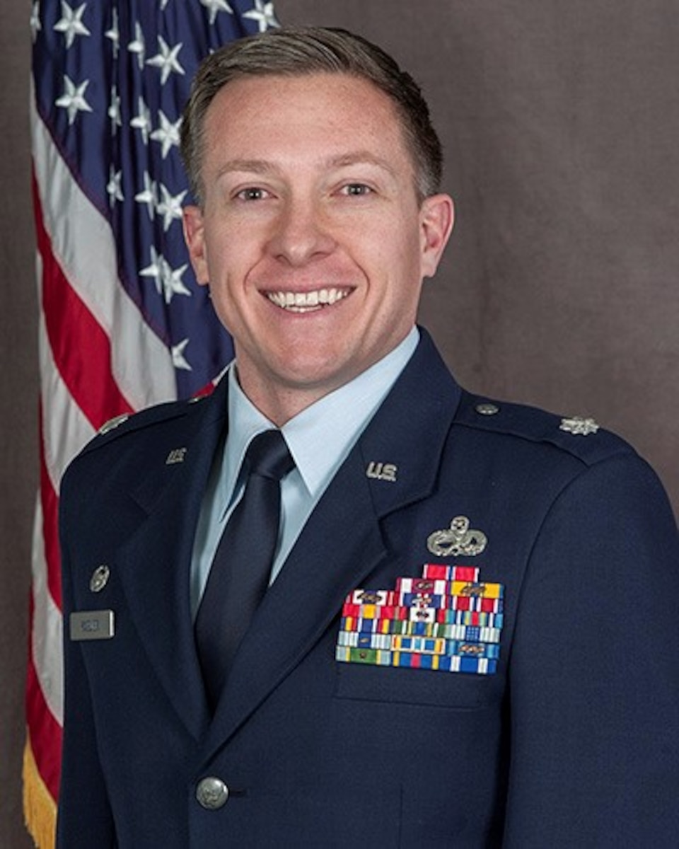 Official Photo of Lt Col Jason D. Kneuer