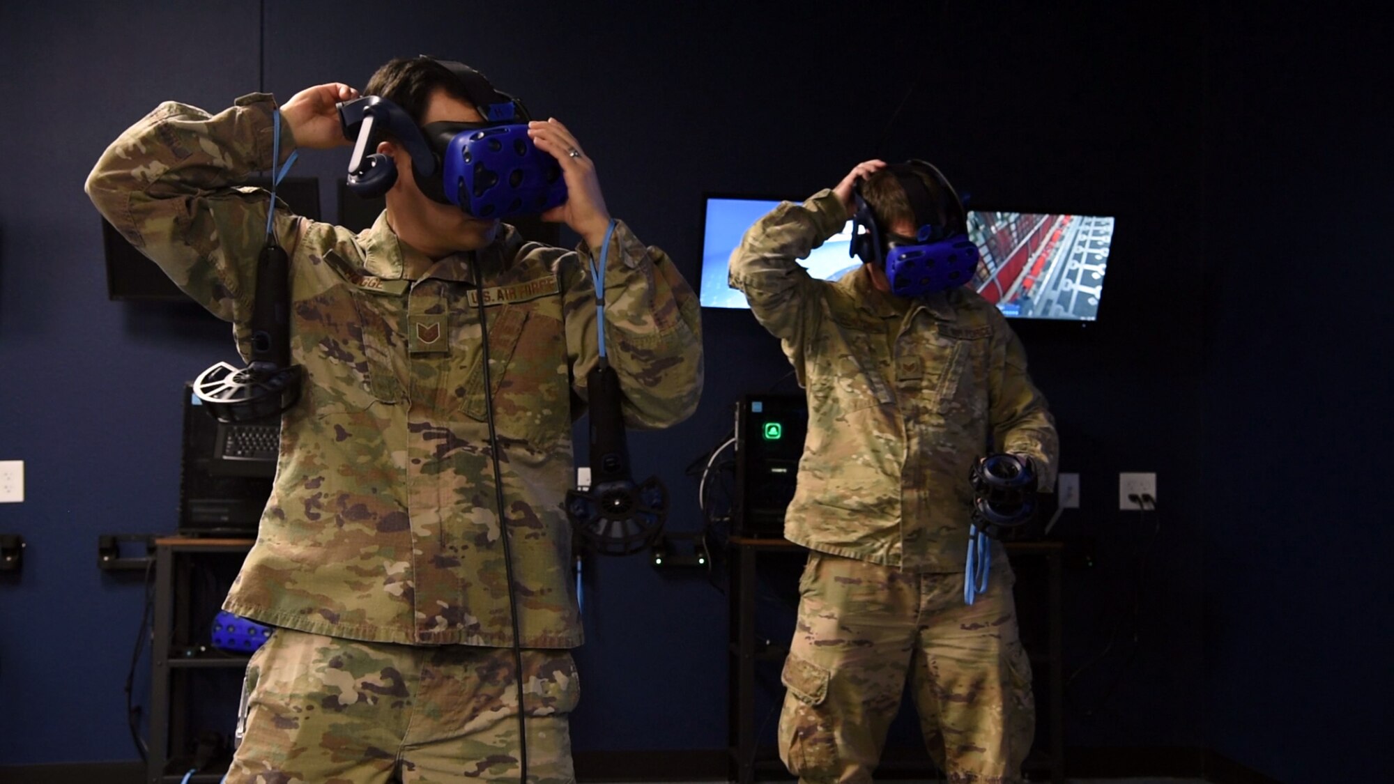 Airmen test virtual reality lab for aircraft maintenance