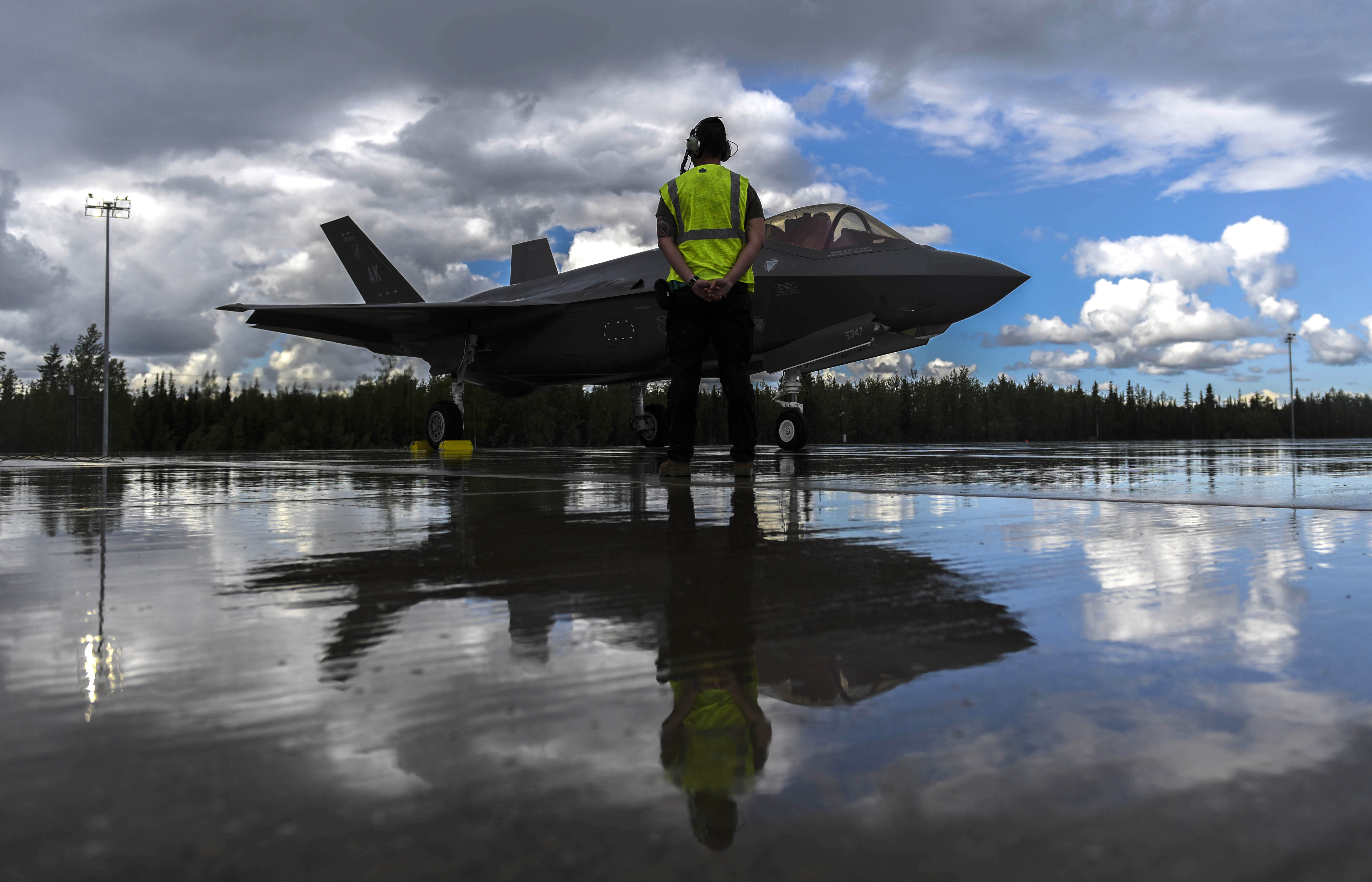 Gas, Go Eielson Airmen perform first hot pit refueling for F35A > Pacific Air Forces > Article