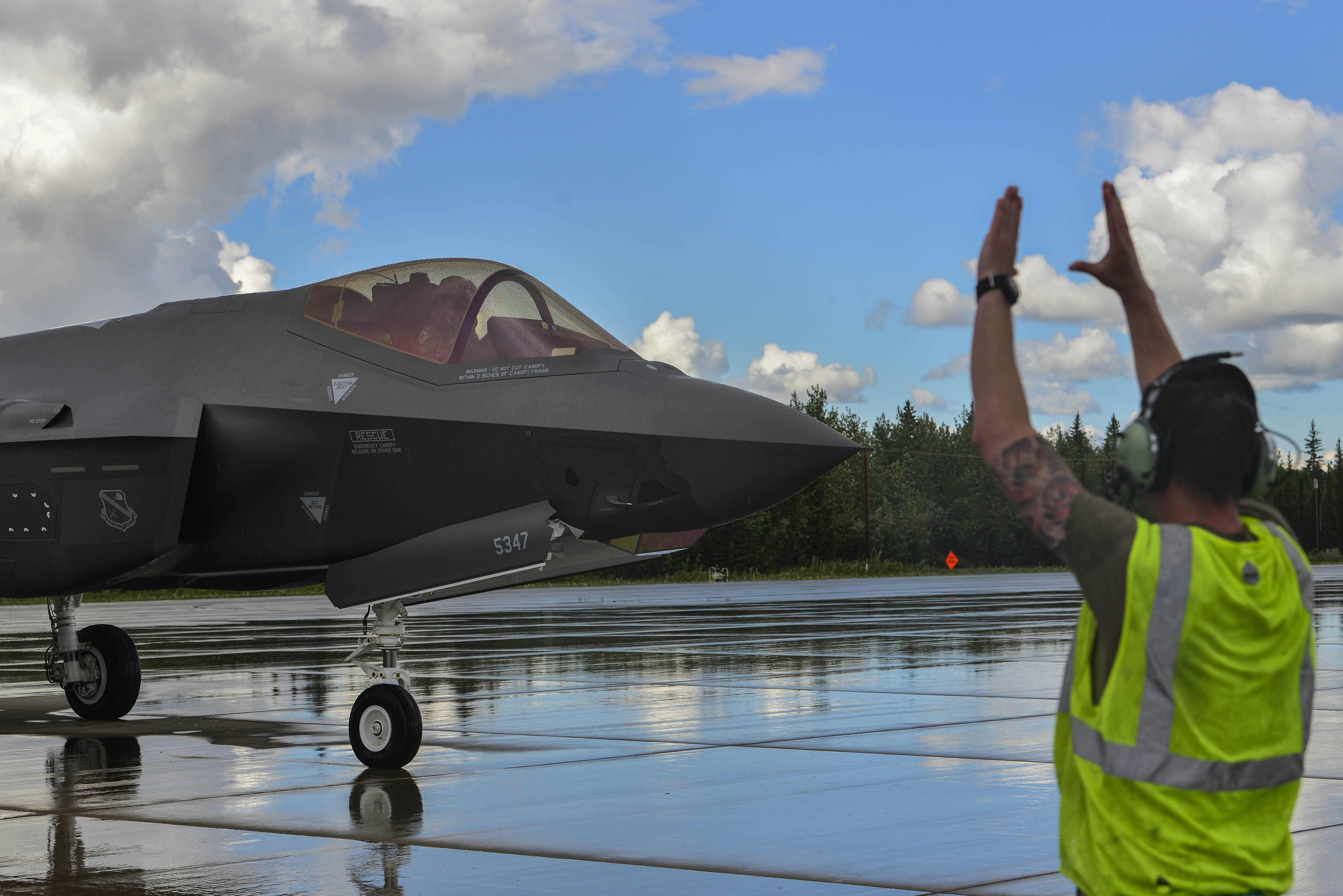 Gas, Go Eielson Airmen perform first hot pit refueling for F35A > Pacific Air Forces > Article