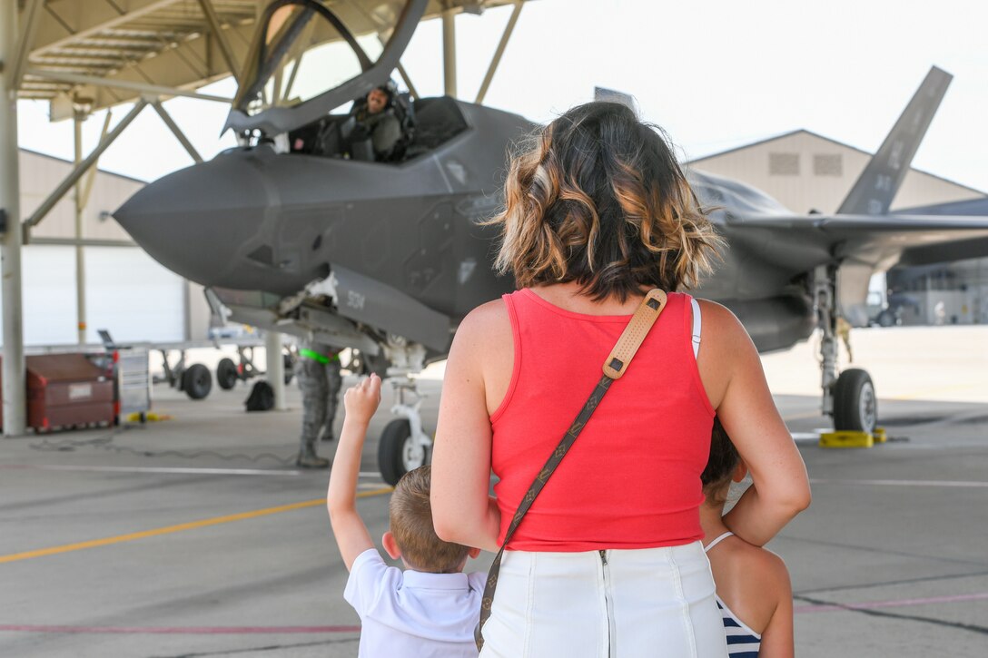 A photo of the 34th Fighter Squadron homecoming from deployment.