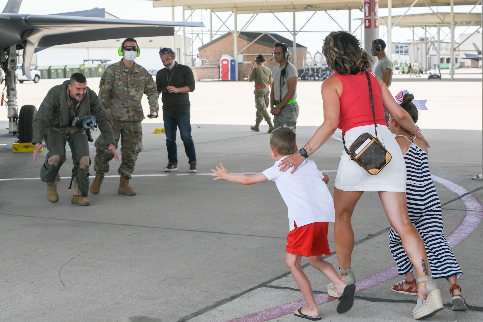 A photo of the 34th Fighter Squadron homecoming from deployment.