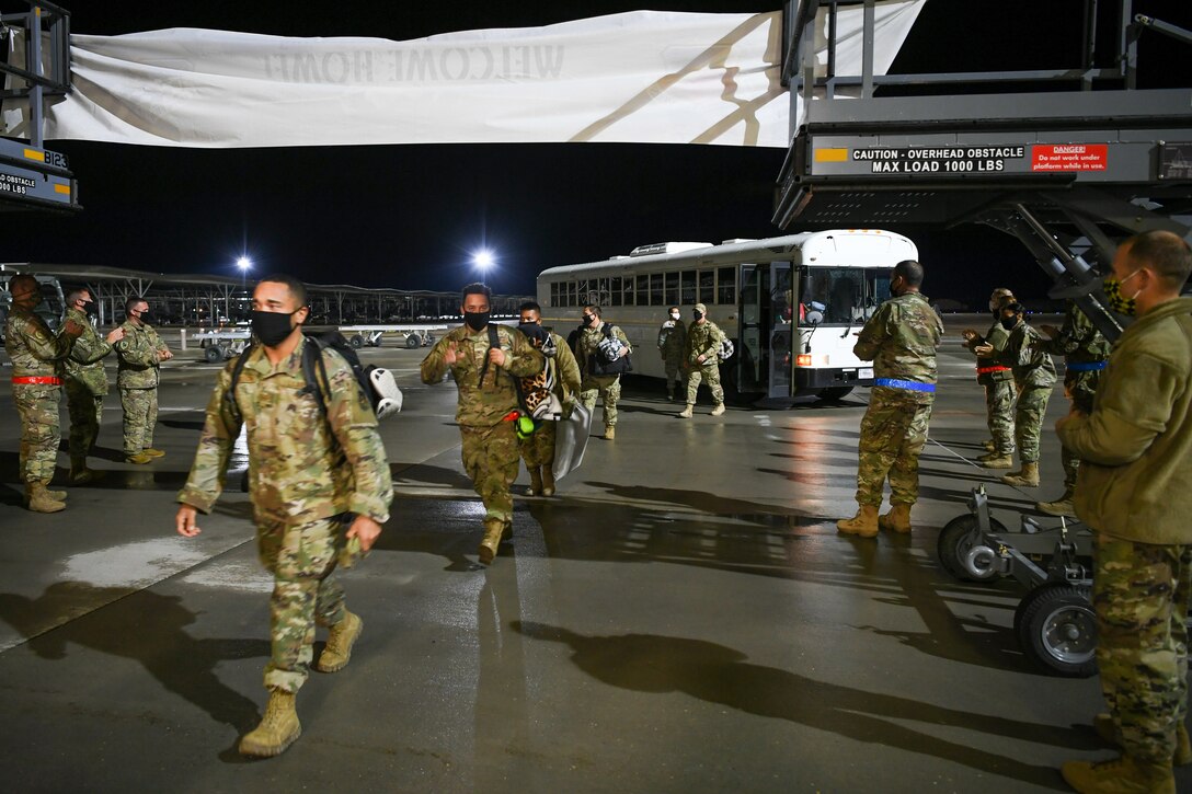 A photo of the 34th Fighter Squadron homecoming from deployment.