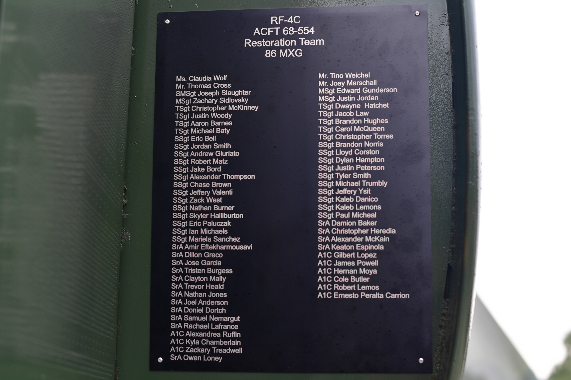 A plaque is fixed to an aircraft.