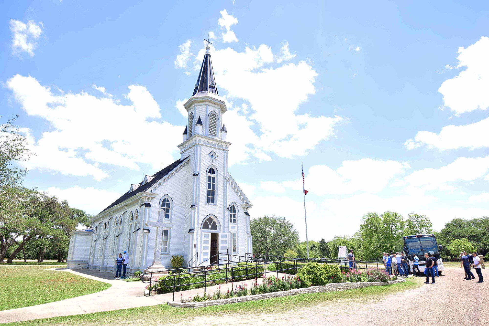 A group of DLIELC on a tour to the Painted Churches of Schulenburg, Texas. This place gives students a glimpse into the diverse history of the United States. (Feb 2020 by Spencer Berry)