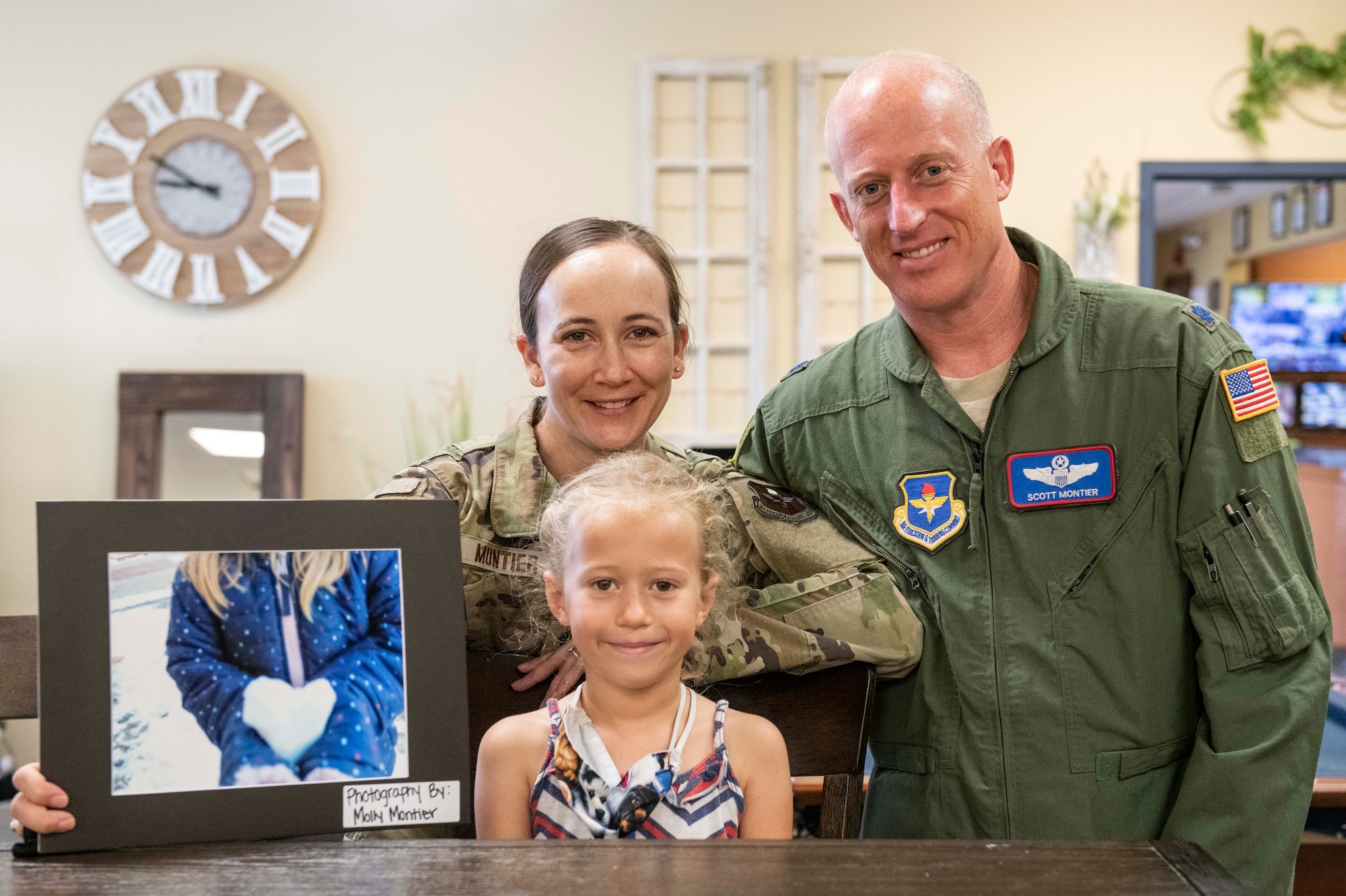 Military child wins photography award.