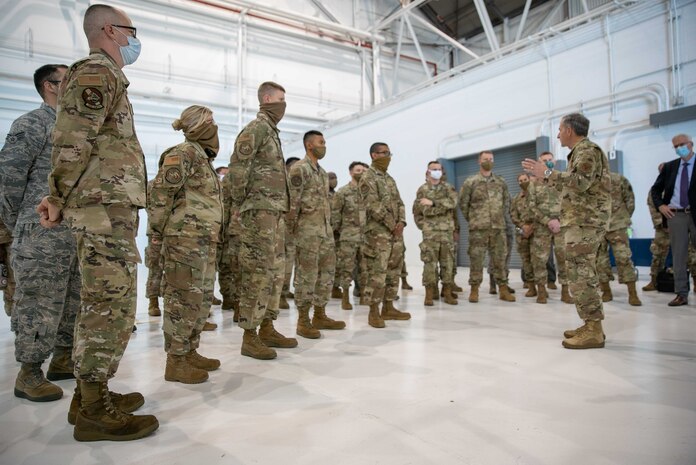 General speaks with group of Airmen