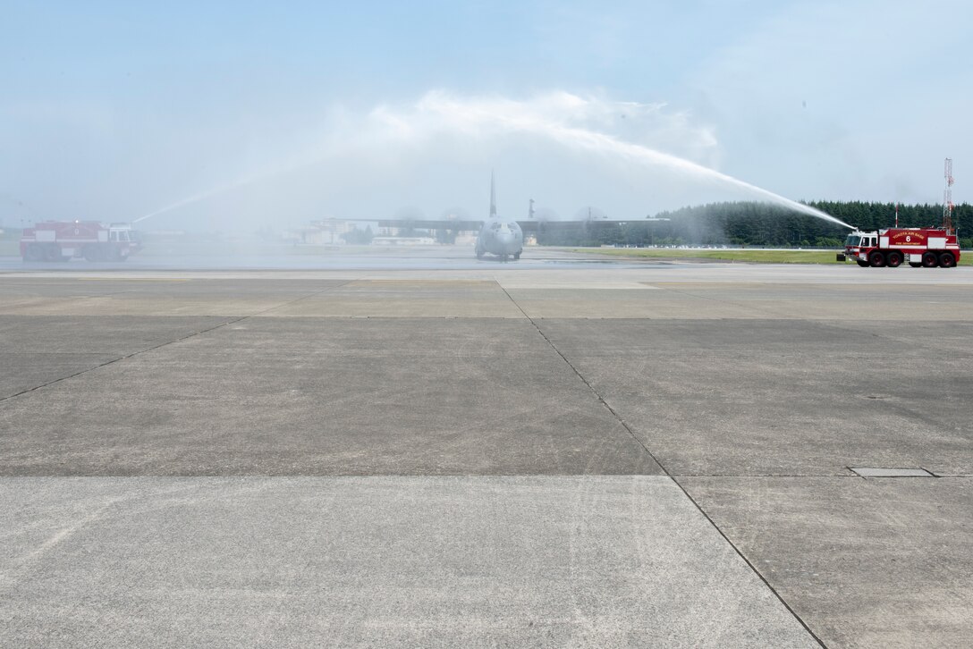 Col. Jones completes final flight at Yokota