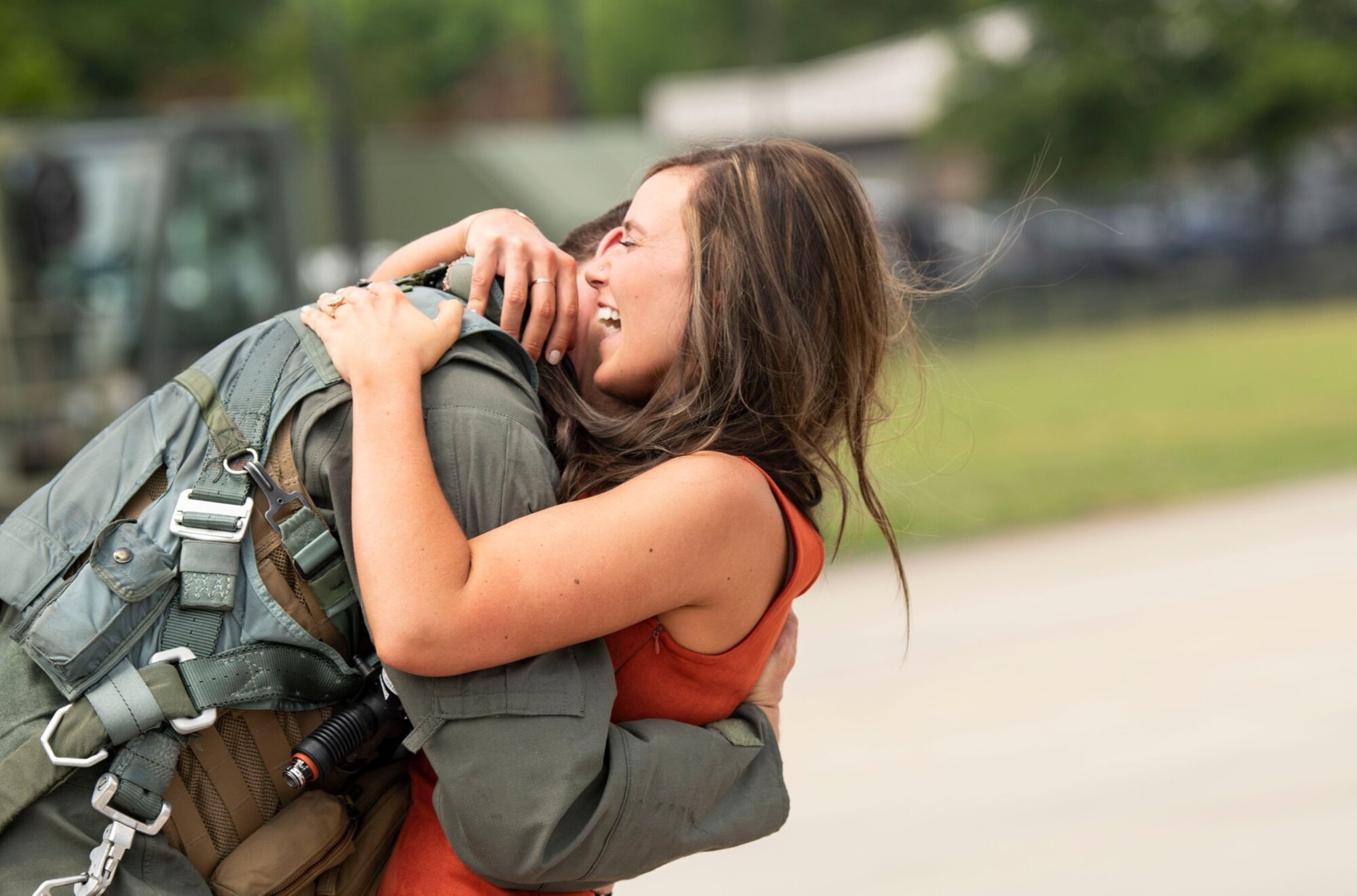 Photo of a pilot embracing his wife.