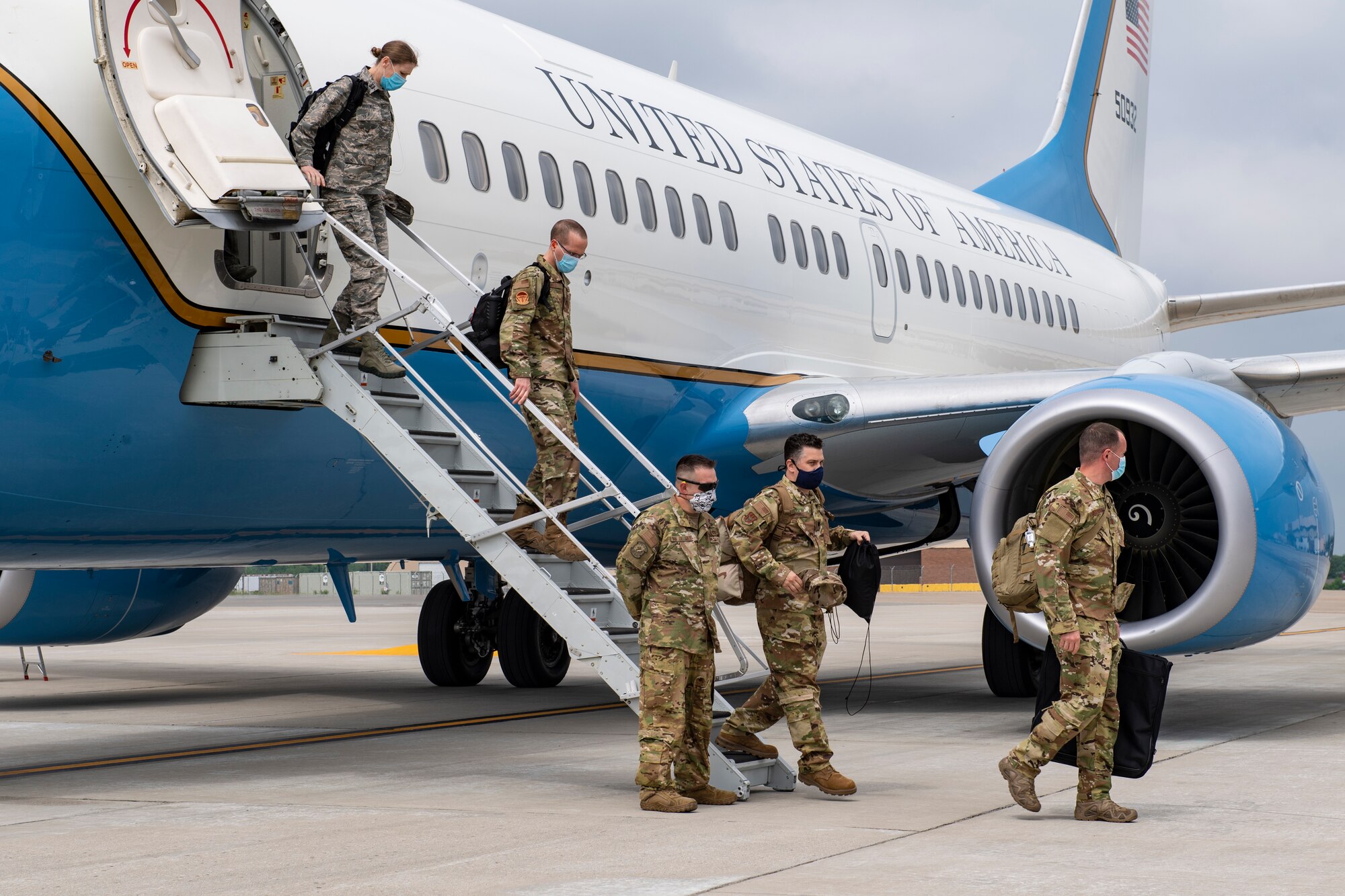 Airmen assigned to the 911th Aeromedical Staging Squadron disembark from a C-40C aircraft at the Pittsburgh International Airport Air Reserve Station, Pennsylvania, June 5, 2020.