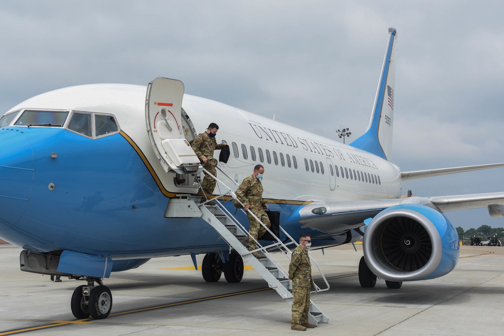 Airmen assigned to the 911th Aeromedical Staging Squadron exit a C-40C aircraft at the Pittsburgh International Airport Air Reserve Station, Pennsylvania, June 5, 2020.