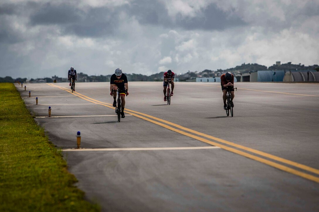 普天間基地で毎年開催されるバイクレースに参加する米軍関係者、2020年6月21日、普天間飛行場