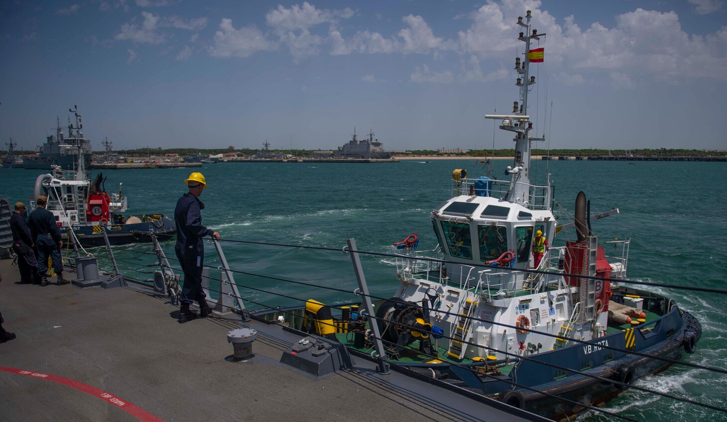 200623-N-KY668-1028 NAVAL STATION ROTA, Spain (June 23, 2020) Boatswain's Mate 2nd Class Trevor M. Lovelace guides the tug boat from the foc’s’le aboard the Arleigh Burke-class guided-missile destroyer USS Roosevelt (DDG 80), June 23, 2020. Roosevelt, forward-deployed to Rota, Spain, is on its first patrol in the U.S. 6th Fleet area of operations in support of regional allies and partners and U.S. national security interests in Europe and Africa. (U.S. Navy photo by Mass Communication Specialist Seaman Austin G. Collins/Released)
