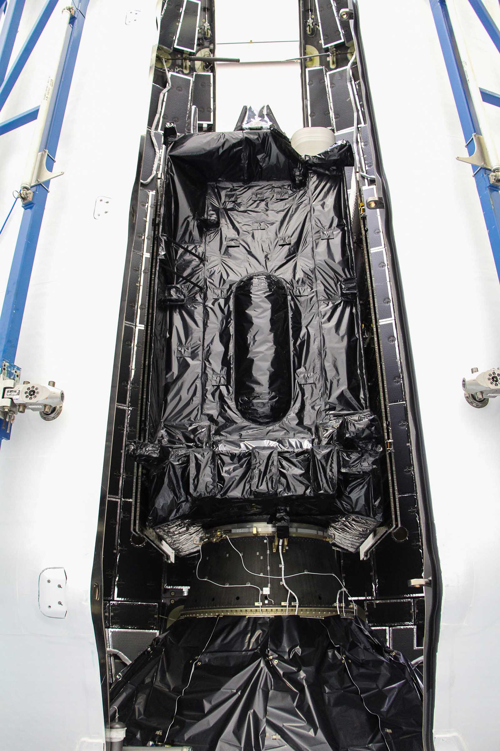 実物 emergency floating sysytem Floats and life rafts for helicopters | Safran