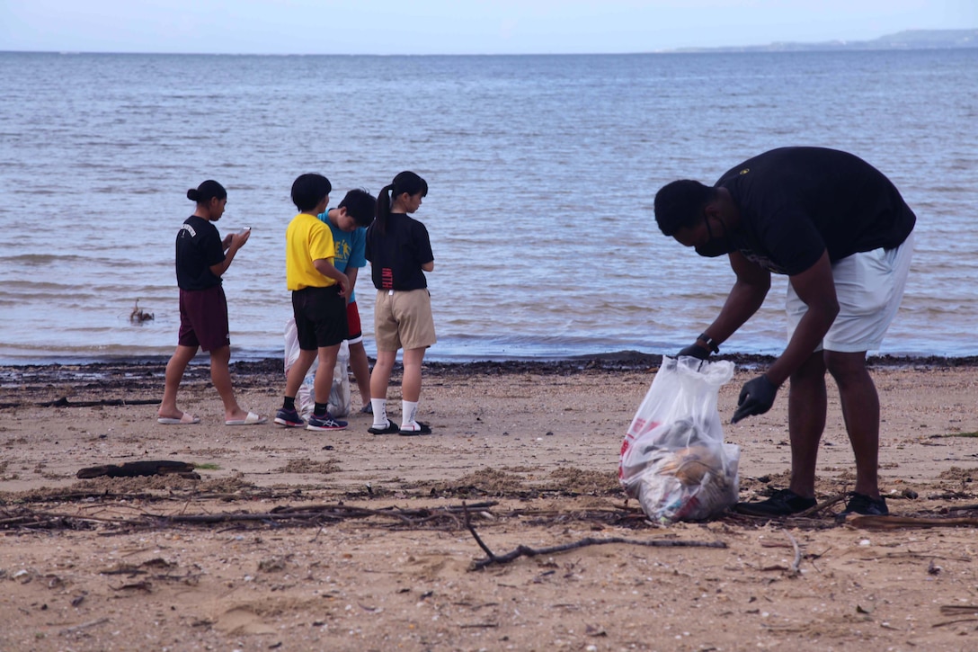 カリフォルニア州からキャンプ・シュワブを訪れていている海兵隊員らが日曜日早朝、久志ビーチで行われた区民清掃活動にボランティアで参加しました。沖縄県名護市久志ビーチ、2020年6月28日