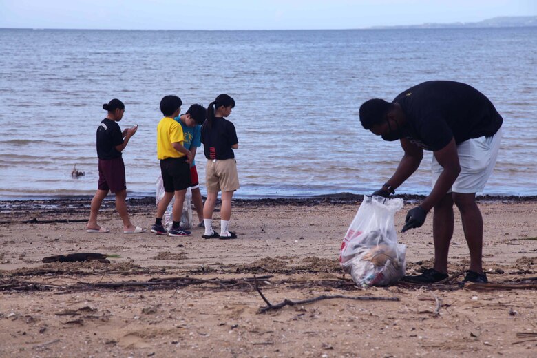 カリフォルニア州からキャンプ・シュワブを訪れていている海兵隊員らが日曜日早朝、久志ビーチで行われた区民清掃活動にボランティアで参加しました。沖縄県名護市久志ビーチ、2020年6月28日