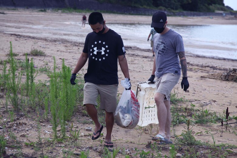 カリフォルニア州からキャンプ・シュワブを訪れていている海兵隊員らが日曜日早朝、久志ビーチで行われた区民清掃活動にボランティアで参加しました。沖縄県名護市久志ビーチ、2020年6月28日