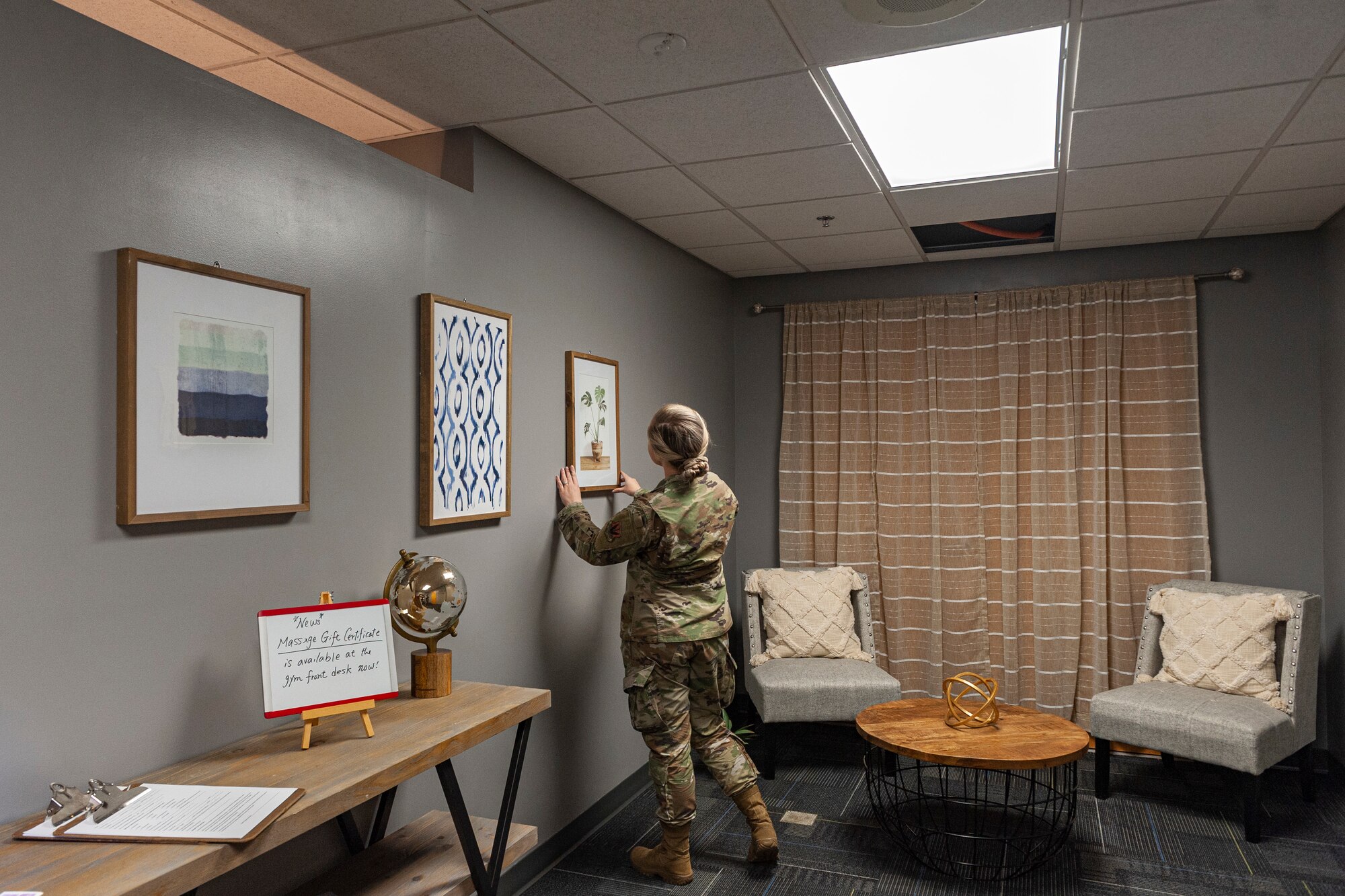 Photo of Airman hanging a picture