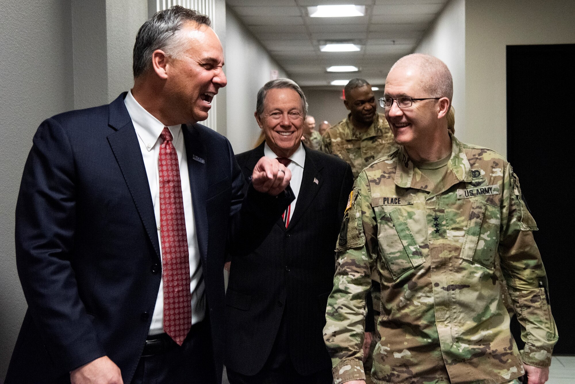 Lieutenant General speaks to men.