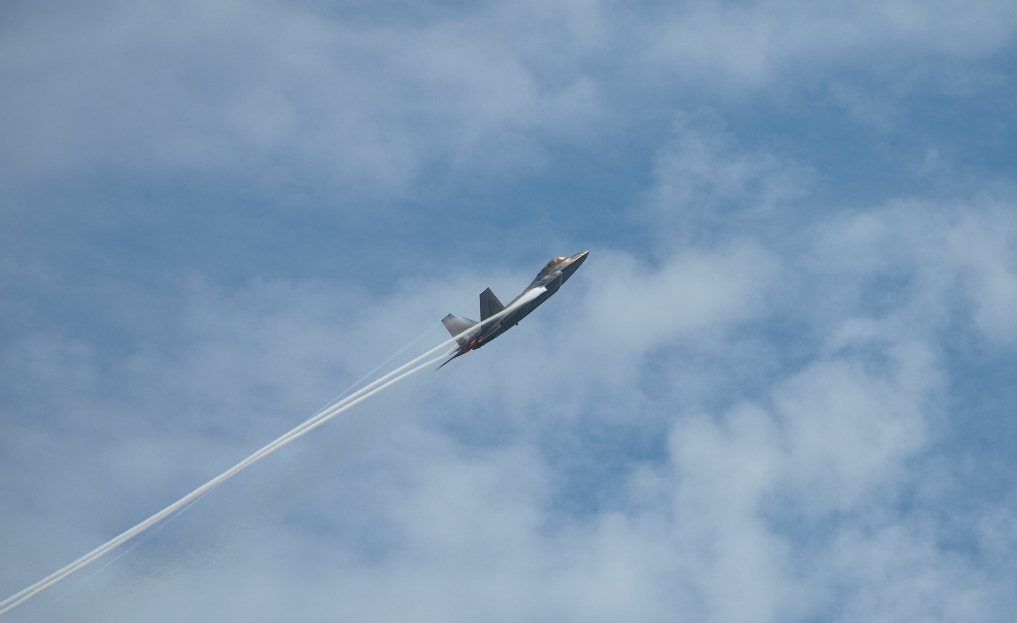 An F-22 Raptor flies over Singapore Airshow.