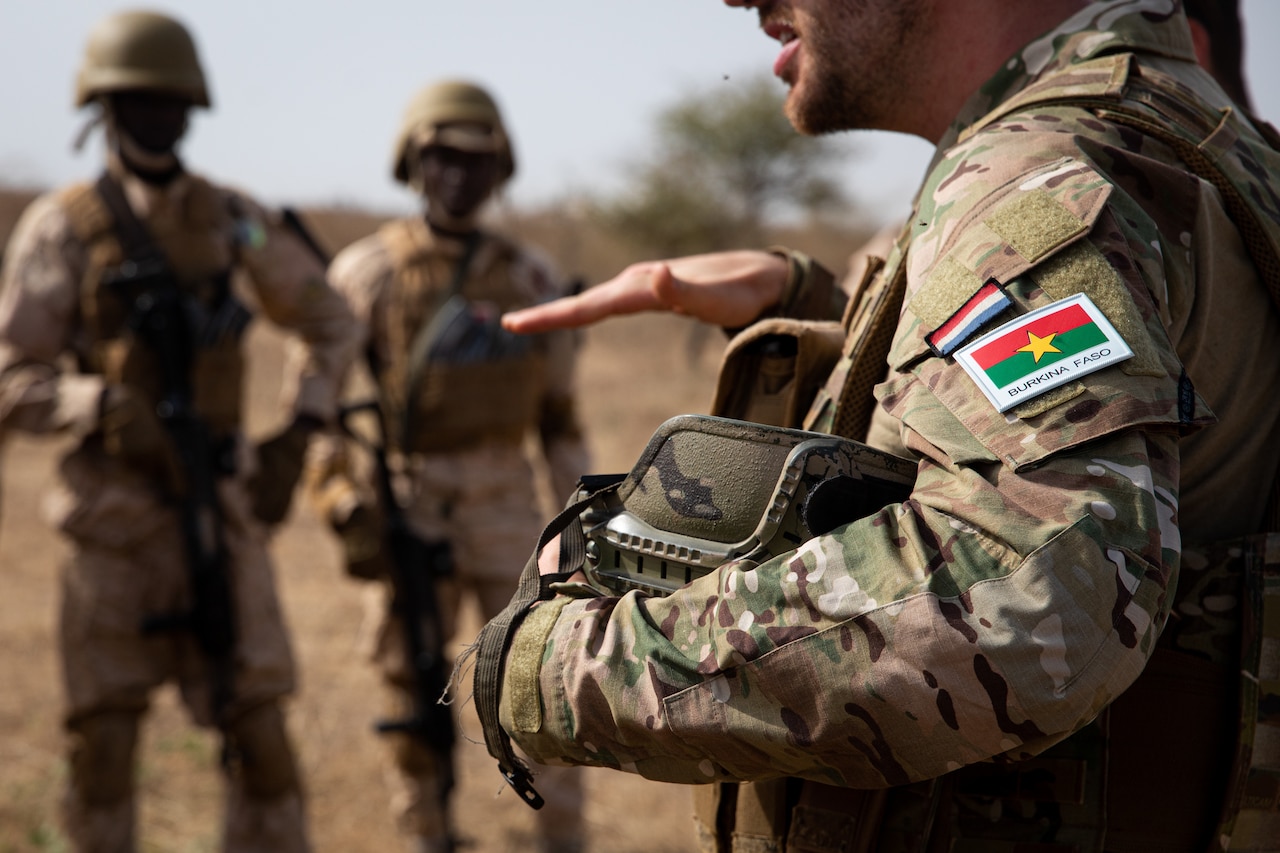 Soldier gives instruction to other soldiers.