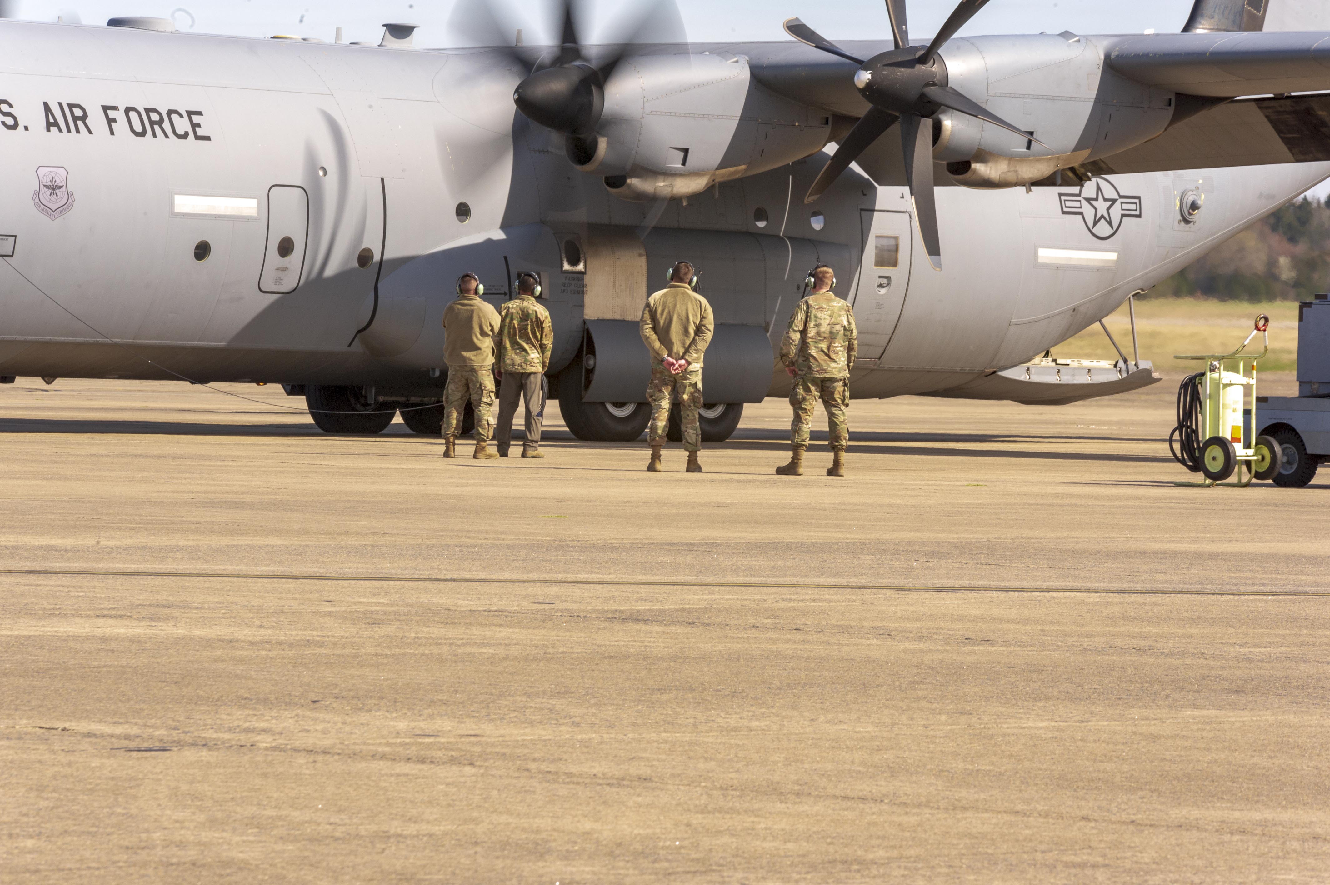 Air Force Reserve unit launches C130J fourship formation > 913th
