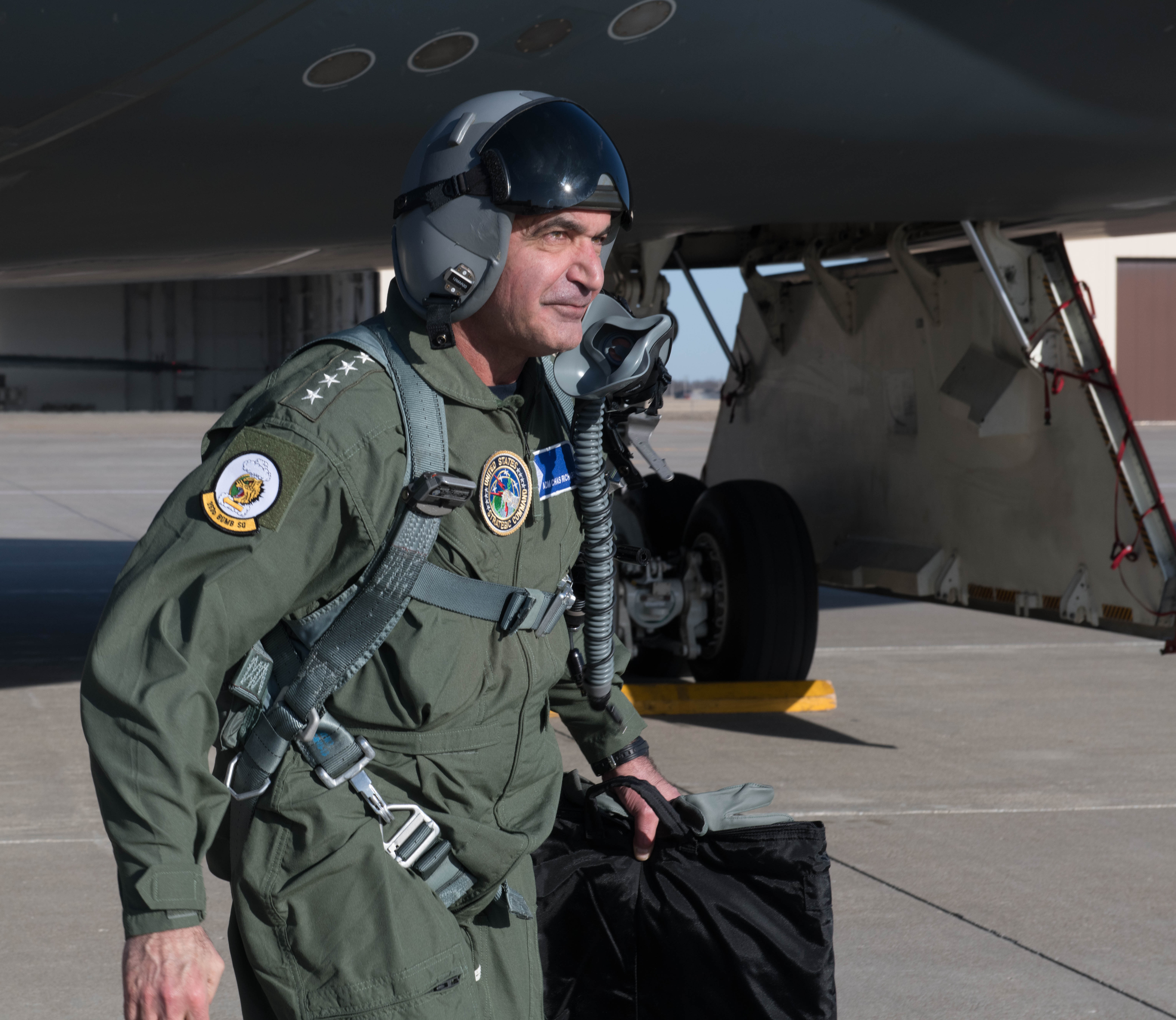 Commander visits Whiteman AFB and receives familiarization