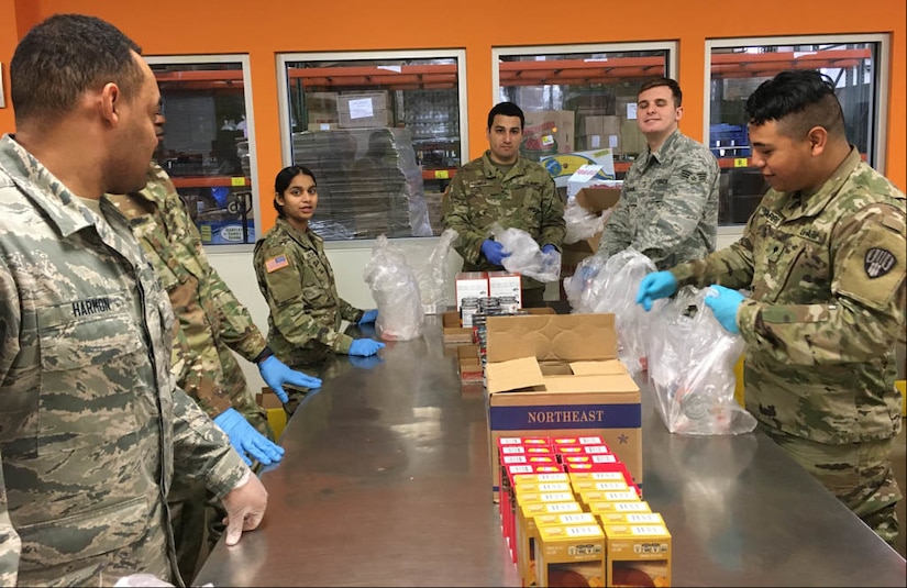 Soldiers, airmen gather food packages.