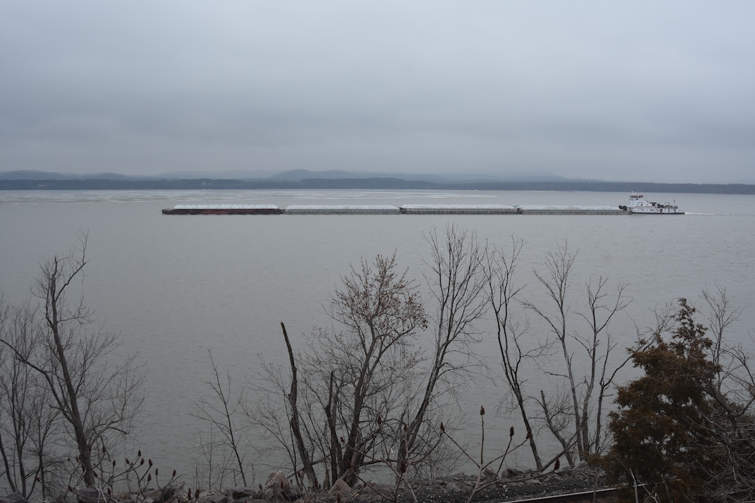 Tow boat navigates the Mississippi River