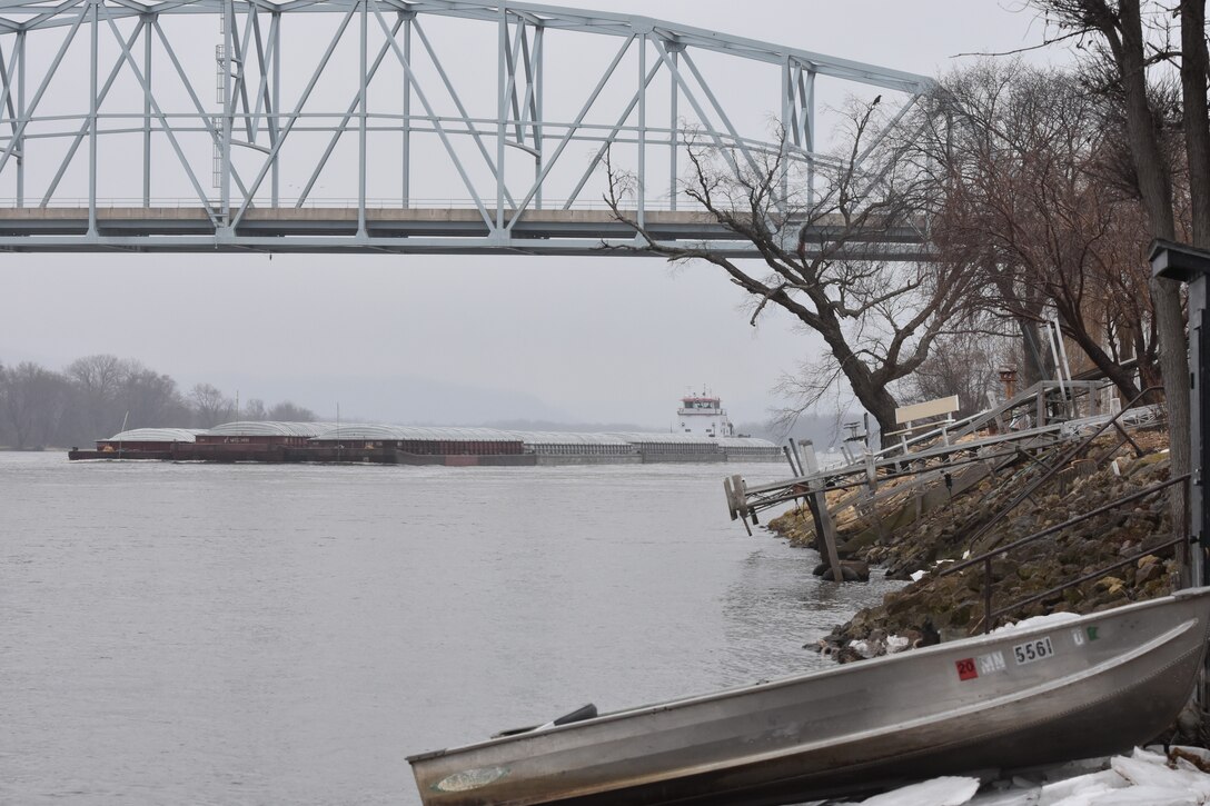 Tow boat navigates the Mississippi River