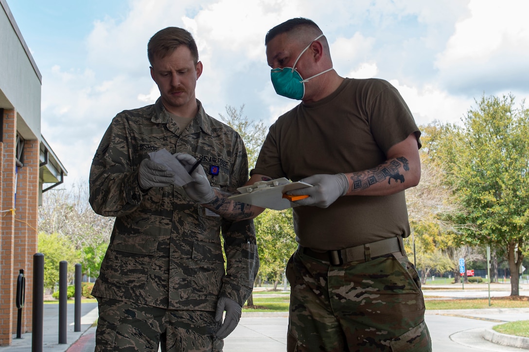 Photo of Airmen discussing a patient’s prescription during a pick-up line.