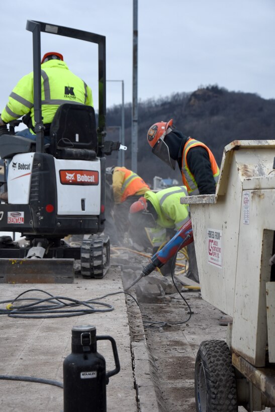 Tow rail rehabilitation at Lock and Dam 6