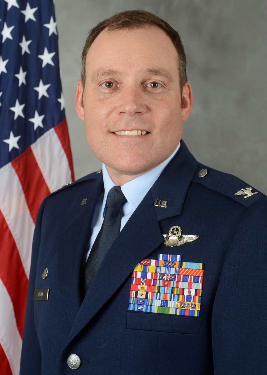 Official photo of Col. Christopher Hawn