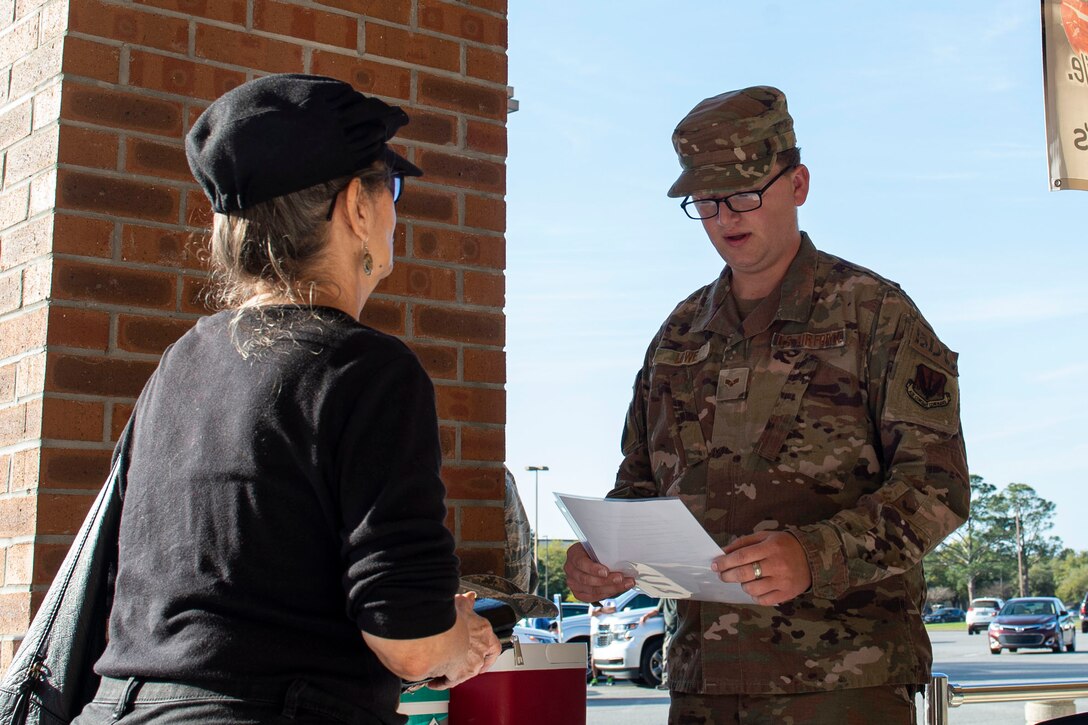Photo of an Airman evaluating a commissary customer.