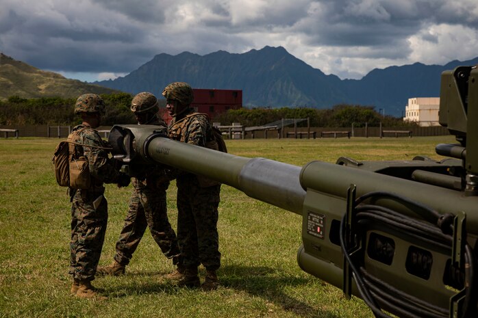 U.S. Marines with 2nd platoon, Bravo Battery, 1st Battalion, 12th Marine Regiment set up the M777 Howitzer during a Reconnaissance Selection of Position exercise, Marine Corps Base Hawaii, March 11, 2020. RSOP consists of tasks such as emplacing and displacing the platoon, increasing the unit’s readiness and cohesion. (U.S. Marine Corps photo by Lance Cpl. Samantha Sanchez)