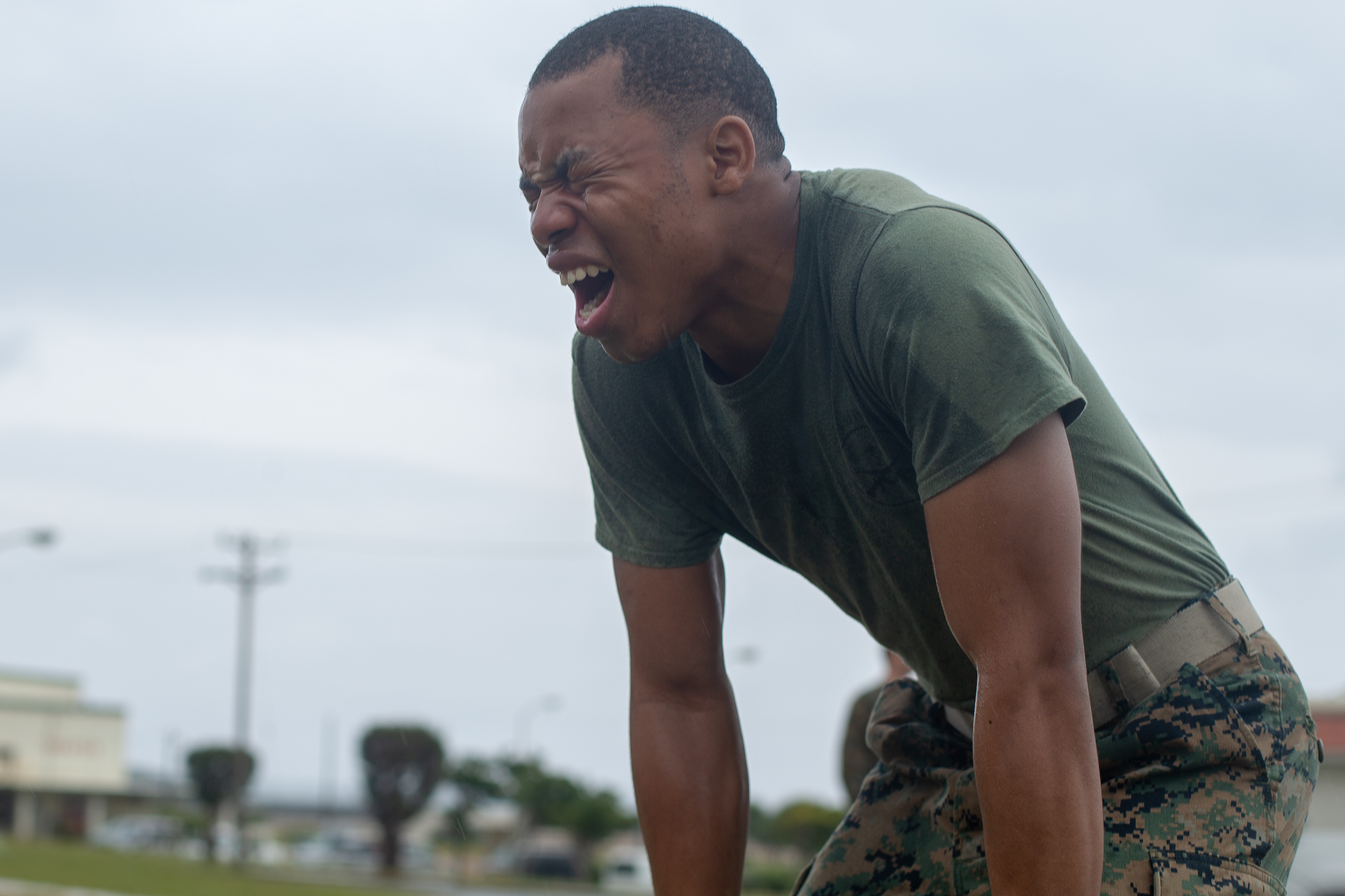 Морской пехотинец США плачет от боли на тренировке по использованию нелетального оружия