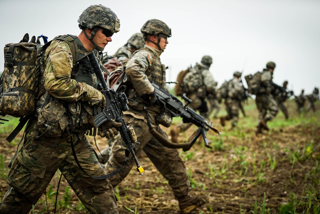 Soldiers from Michigan National Guard form part of “enemy” force during simulated attack near Suwalki Gap as part of NATO exercise Saber Strike 2017, June 2017 (NATO)