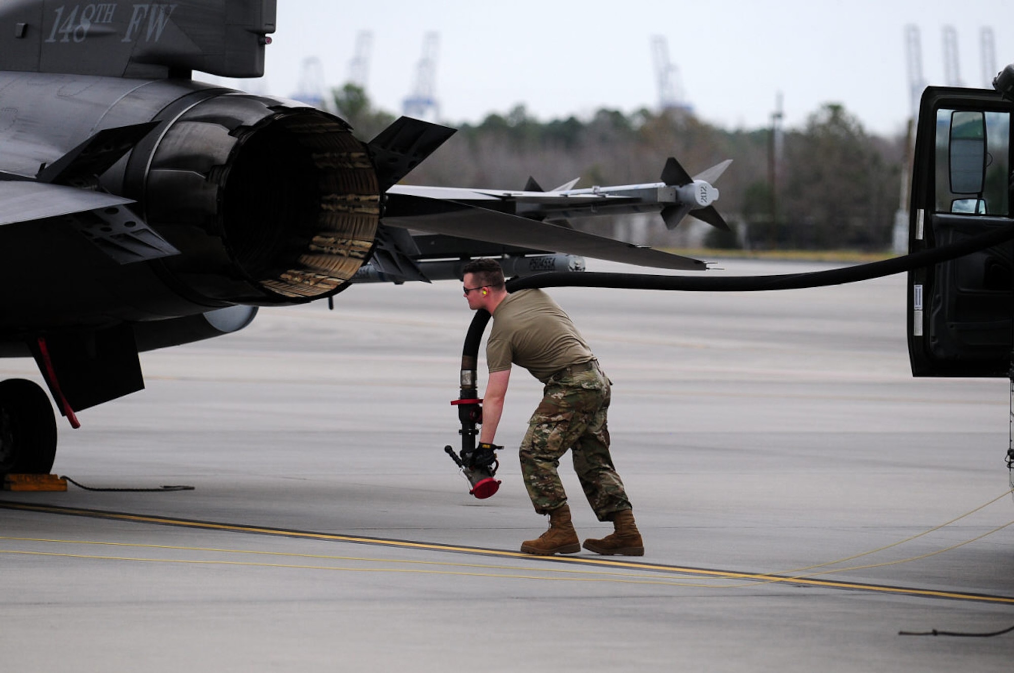 A fuels specialist prepares to refuel a Block 50CM, F-16 Fighting Falcon while deployed in support of a NORAD-tasked Operation NOBLE EAGLE mission.