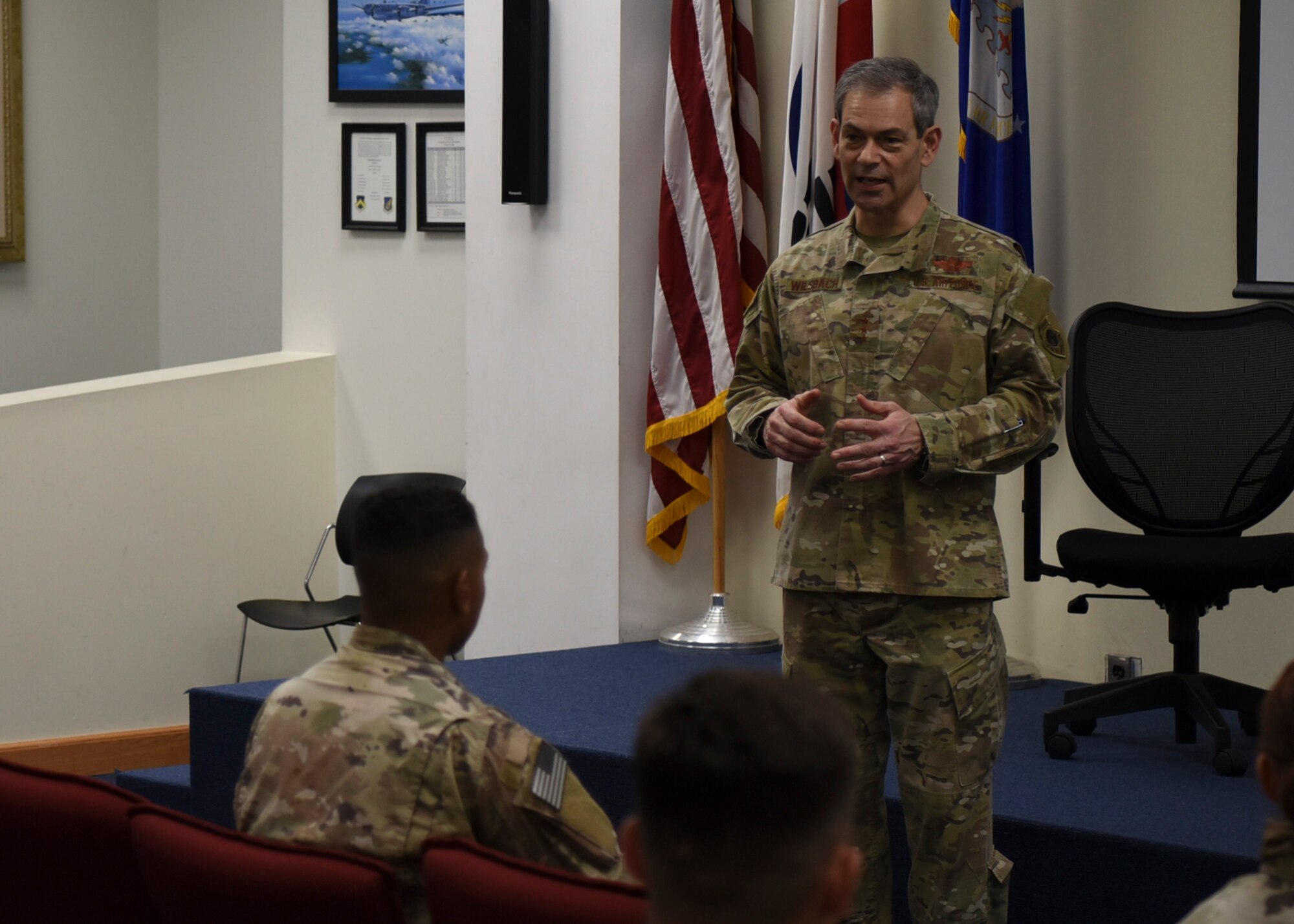 U.S. Air Force Lt. Gen. Ken Wilsbach, 7th Air Force commander, speaks with U.S. Army Soldiers during a base visit at Kunsan Air Base, Republic of Korea, May 1, 2020. Wilsbach spoke with Soldiers about quality of life, the future of Kunsan AB and the Air Force’s COVID-19 response. (U.S. Air Force photo by Staff Sgt. Anthony Hetlage)