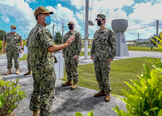 Pacific Fleet Commander, Fleet Master Chief Visit USS Theodore Roosevelt