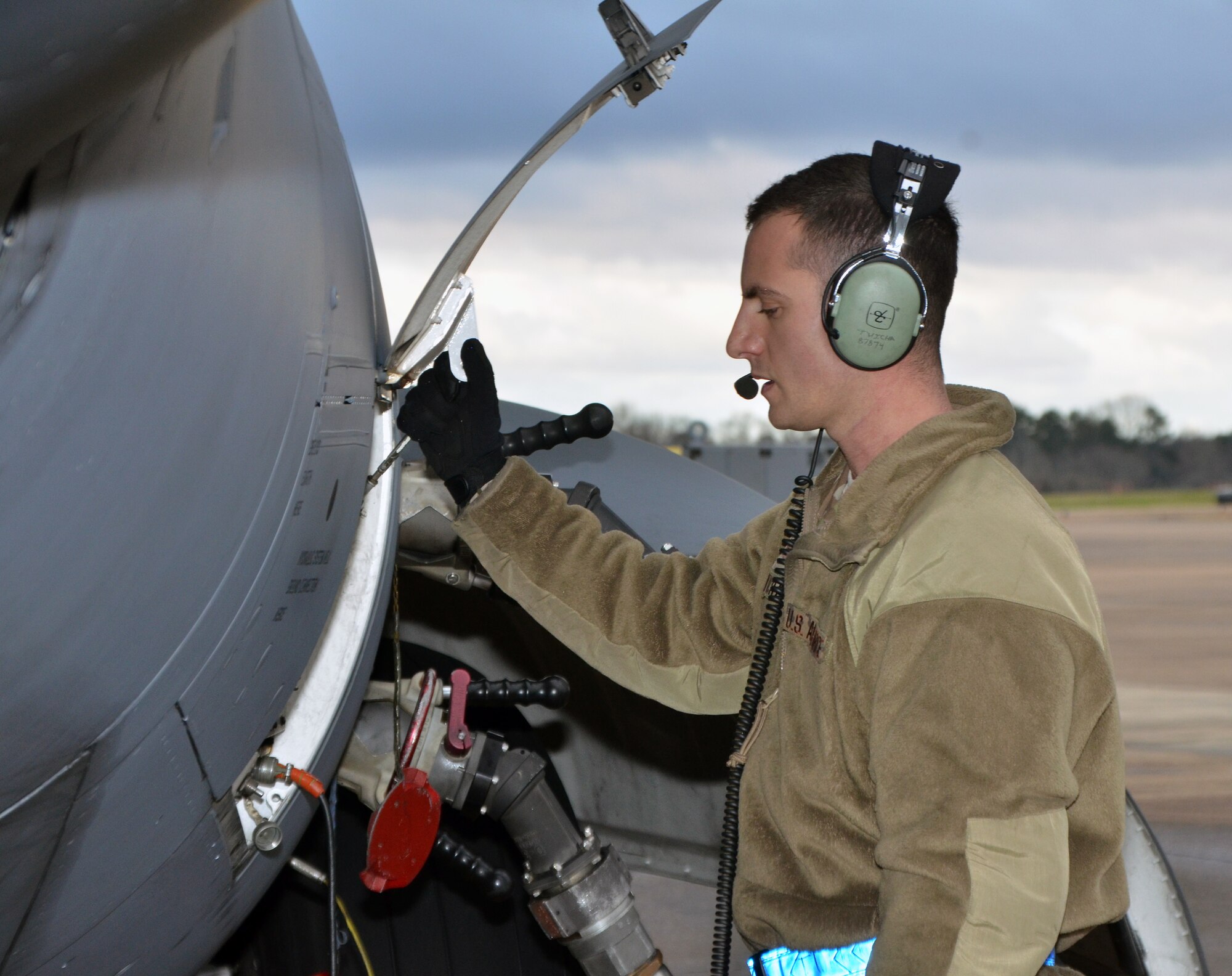 The 172d Aircraft Maintenance Squadron’s Technical Sergeant Todd M. Wicha coordinates fueling of a C-17 Globemaster III January 29, 2020, Thompson Field, Jackson, Miss. Wicha monitors and relays fuel levels to other ground crew personnel. (U. S. Air National Guard photo by Master Sgt. Betsy J. Winstead/Released)