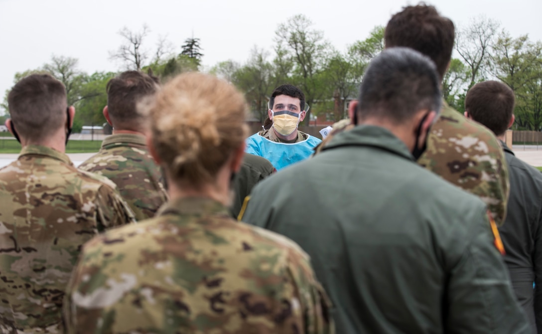 Medical service member briefs members returning from overseas.