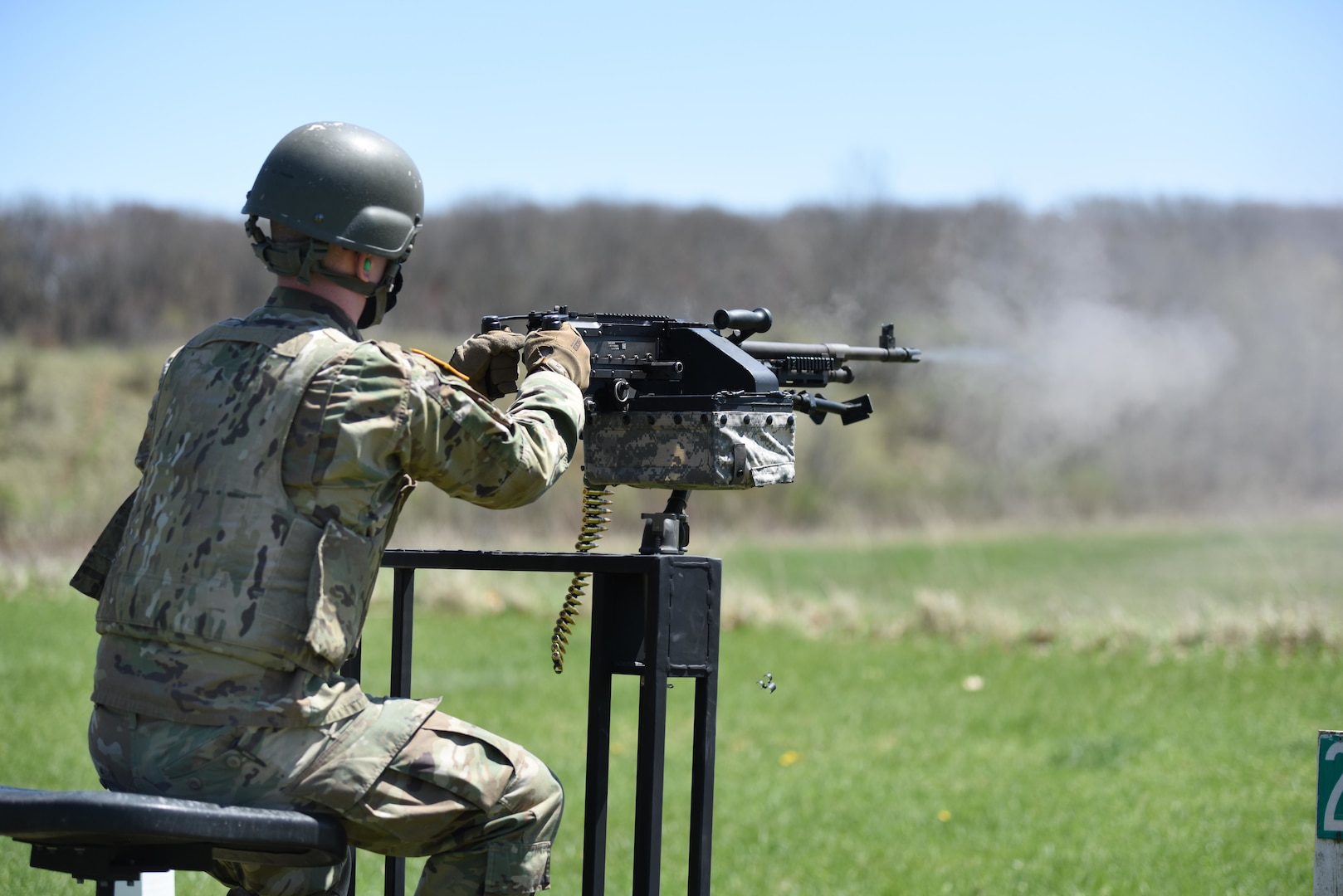 army machine gunner