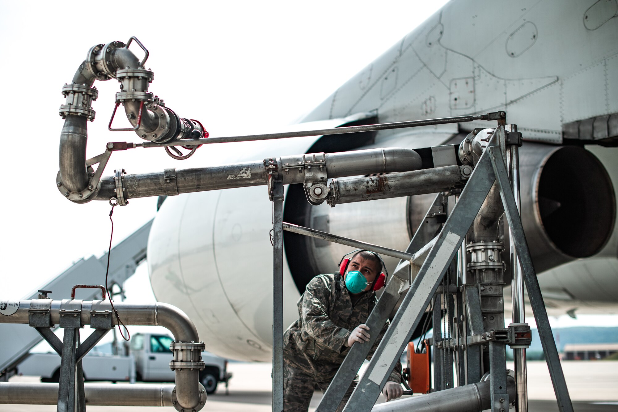 Photo of Airman refueling a jet