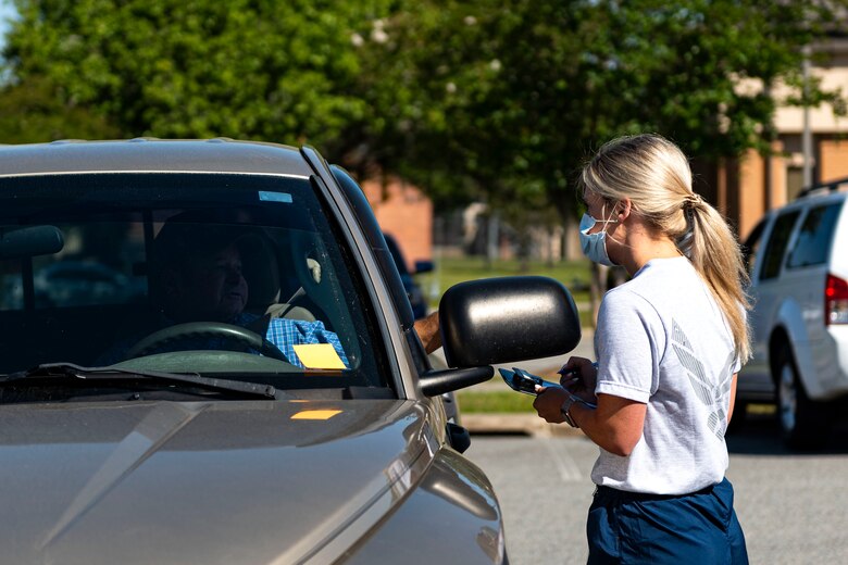 Photo of Airman getting prescription information.