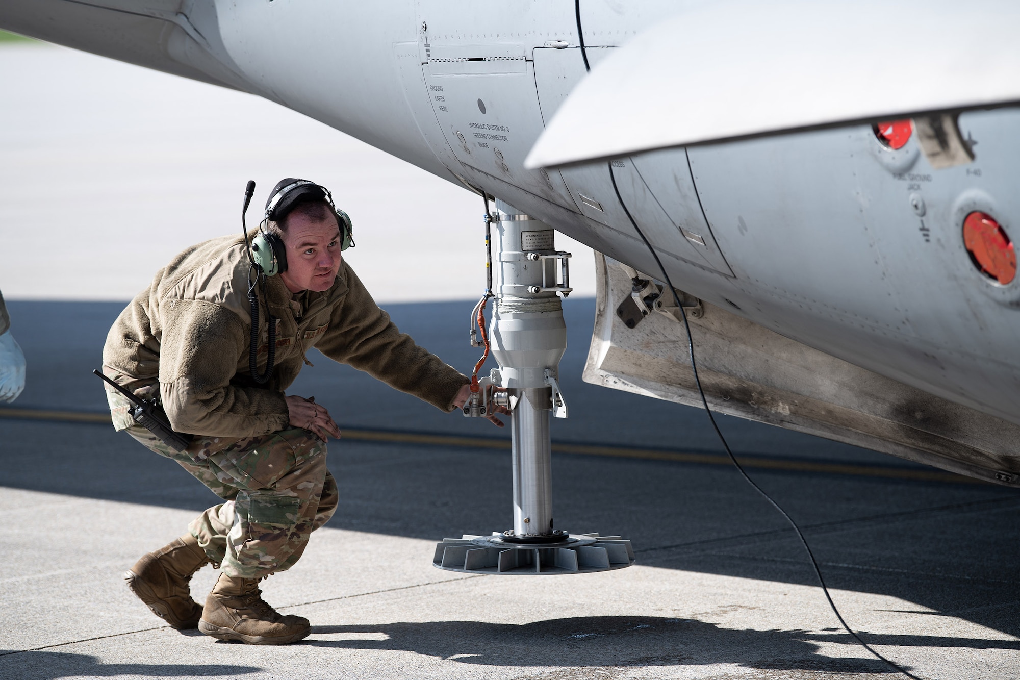 Tech. Sgt. Rodney L. McElfresh, 445th Aircraft Maintenance Squadron crew chief, verifies strut pressure prior to raising tires on a  C-17 Globemaster III here April 9, 2020. 445th Airlift Wing Reservists continue to fly and maintain its fleet of C-17 aircraft, proving they are ready and staying ready despite the COVID-19 crisis. (U.S. Air Force photo/Mr. Patrick O’Reilly)